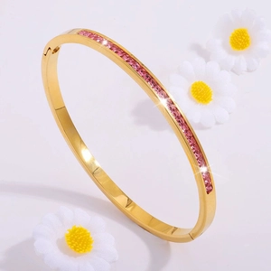 Elegante brazalete de acero titanio dorado con cristales rosas rectangulares