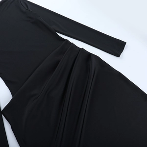 Detalle del elegante fruncido y diseño de cintura de este vestido negro de manga larga