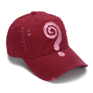 Dettaglio cappello baseball bordeaux vintage con graffiti punto interrogativo rosa e strappi
