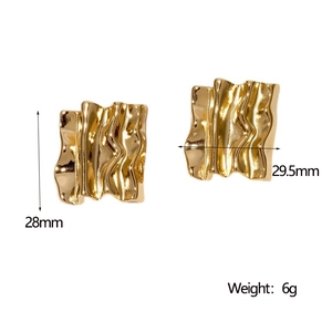 Detailed size specifications of gold wrinkled earrings measuring 28mm by 29.5mm and 6g weight