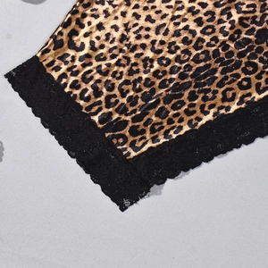 Gros plan sur le tissu léopard avec bordure en dentelle noire et texture soyeuse