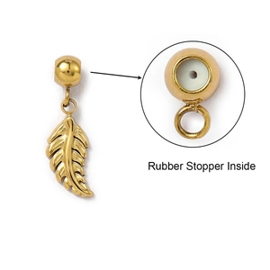 Détail d'un pendentif feuille dorée avec bouchon en caoutchouc pour bijoux DIY