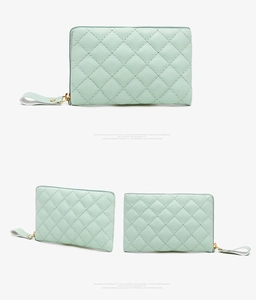 Detalle del monedero de cuero PU verde menta acolchado con cremallera dorada y asa