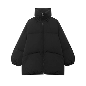 Veste matelassée noire pour femme avec col montant et fermeture éclair, style minimaliste