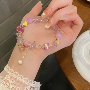 Lila Amethyst Perlenarmband mit Planetenanhänger und goldenem Herz an feiner Kette