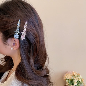 Détail de barrettes florales élégantes avec cristaux portées par un mannequin avec style