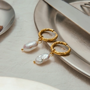 Baroque pearl earrings in 18K gold-plated stainless steel with hammered texture rings