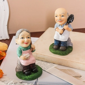 Statuine di coppia di anziani in stile nordico in resina per anniversario e casa