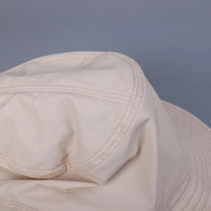 Gros plan sur les coutures précises de la couronne de cette casquette d'été en nylon