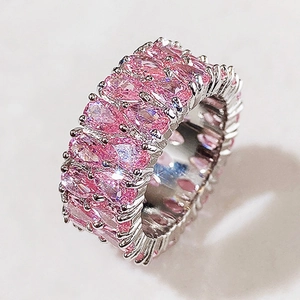 Vue macro d'une bague éternité en argent avec des zircons roses taillés en poire