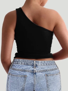 Rückansicht eines eleganten schwarzen One-Shoulder-Yoga-Tops für Damen am Modell