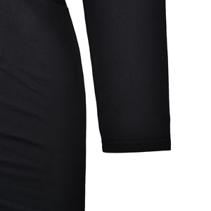 Gros plan détaillé montrant le patchwork en mesh et la texture du tissu d'une robe noire