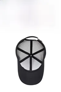 Détail des panneaux en maille respirante et du bouton supérieur sur une casquette noire
