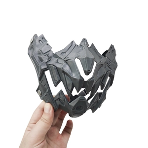 Détails d'un masque de style cyberpunk gris foncé avec des textures robotiques