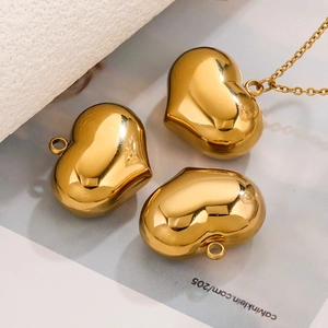 Polished 3D gold heart pendant necklace with high-gloss mirror finish and link chain