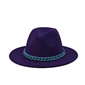 Detailansicht eines dunkelvioletten Filzhutes mit einer klobigen hellblauen Kette