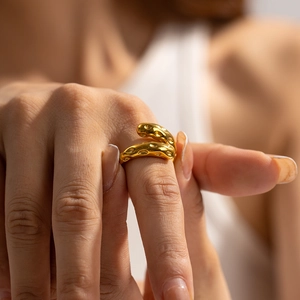 Makroaufnahme der goldfarbenen Hammerschlag-Ring mit Noppendesign auf dem Zeigefinger