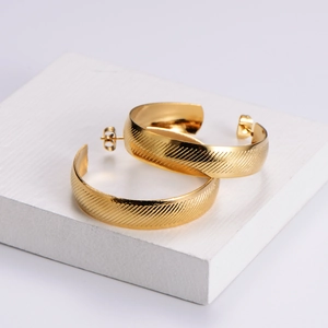 18k gold plated stainless steel C-shaped hoop earrings with textured geometric design