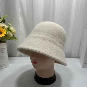 Minimalistischer Damen-Strickhut in Beige aus weichem Nerzsamt mit grober Strickstruktur