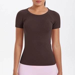 Dettaglio della maglietta sportiva a maniche corte slim fit in marrone scuro traspirante