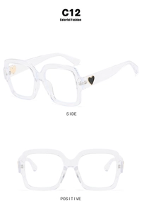 Makro-Detail der transparenten eckigen Sonnenbrille mit schwarzen Herzakzenten am Bügel