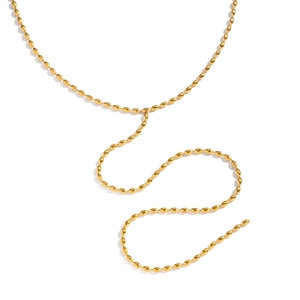 Détail d'un collier chaîne à billes ovales dorées avec finition polie sur fond blanc pur