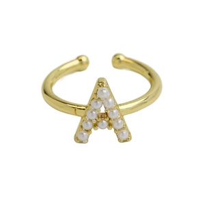 Nahaufnahme des 18k Gold-Messingrings mit perlbesetztem Buchstaben A und offener Form