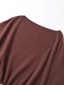 Detailaufnahme des U-Boot-Ausschnitts am dunkelbraunen Strickpullover mit feiner Textur