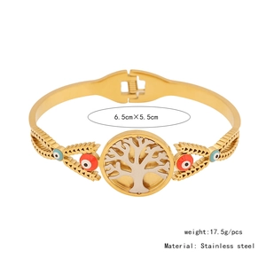 Dettaglio del bracciale in acciaio bicolore con albero della vita e motivi malocchio