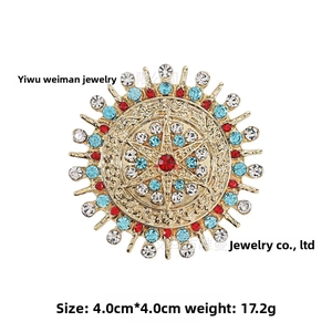 Detailed macro view showing the 4.0cm vintage crystal brooch with sunburst metal patterns