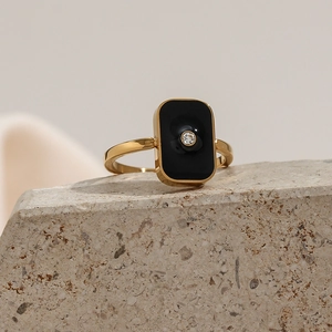 Détail de bague carrée en or 18K avec émail noir et diamant sur pierre naturelle