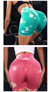 Détail du short de yoga taille haute effet push-up avec motif tie-dye marbré texturé