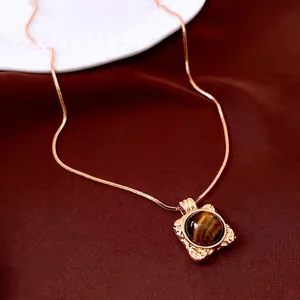 Collana placcata oro 18K con ciondolo occhio di tigre su seta marrone scuro