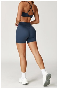 Dettaglio dei pantaloncini yoga a vita alta con cucitura a V per effetto lifting e contorno