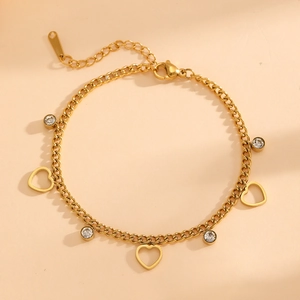 Bracelet en acier titane plaqué or 18K avec cœurs évidés et cristaux étincelants fins