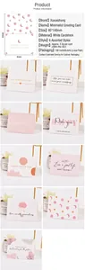 Dettagli di biglietti d'auguri minimalisti con motivi floreali rosa e citazioni