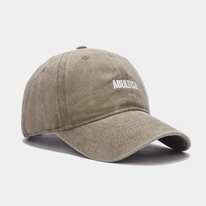 Casquette de baseball kaki délavée vintage avec broderie Adultish blanche vue de profil