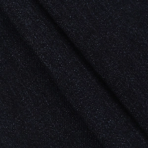 Détail du tissu en maille noire avec paillettes brillantes pour haut bustier de plage