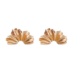 Boucles d'oreilles dorées en éventail plissé avec texture métallique sur fond blanc pur
