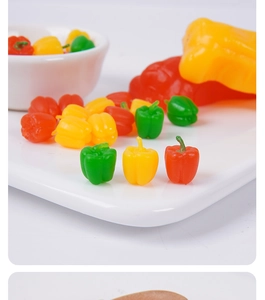 Primer plano de pimientos miniatura rojos, amarillos y verdes en plato blanco para casa de muñecas