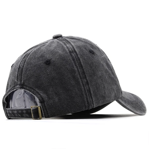 Dettaglio della fibbia in bronzo regolabile sul berretto da baseball in denim nero lavato