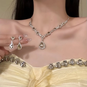 Retro Palace Style Flower Rhinestone Necklace And Earrings Jewelry Set With Champagne Crystal Teardrop Pendant For Women