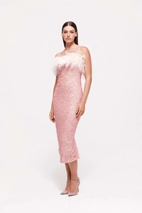 Abito lungo rosa con paillettes e piume bianche con elegante scollatura a fascia