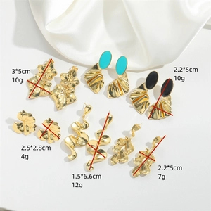Vintage golden maple leaf drop earrings with enamel details and measurement display