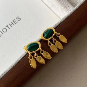 Orecchini retrò dorati con pietra malachite verde e nappe metalliche ovali