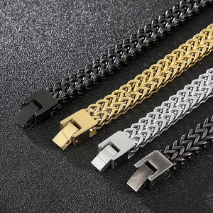 Nahaufnahme von Hip-Hop-Herrenarmbändern in vier Metallfarben mit Doppeldrachenknochen