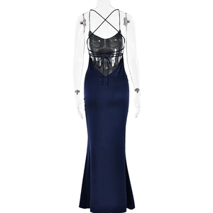 Vue arrière d'une robe longue en satin bleu marine avec bretelles croisées et dos nu