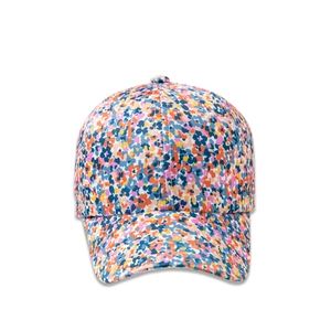 Dettaglio ravvicinato del tessuto con stampa floreale colorata su un cappello bimba