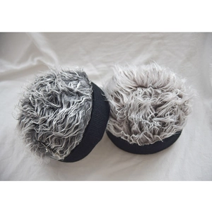 Vue détaillée de chapeaux perruques en fausse fourrure grise avec bord tricoté