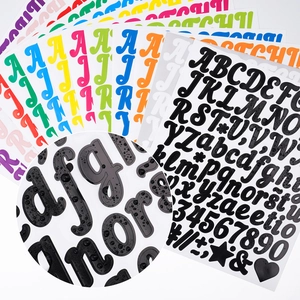 Autocollants de lettres et chiffres multicolores avec détail sur l'étanchéité du produit